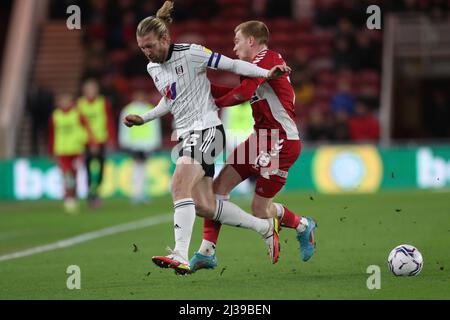 MIDDLESBROUGH, ROYAUME-UNI. 6th AVRIL Tim Ream de Fulham affronte Duncan Watmore de Middlesbrough lors du match du championnat Sky Bet entre Middlesbrough et Fulham au stade Riverside, à Middlesbrough, le mercredi 6th avril 2022. (Credit: Mark Fletcher | MI News) Credit: MI News & Sport /Alay Live News Banque D'Images