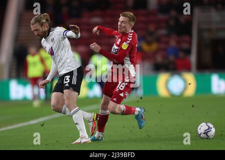 MIDDLESBROUGH, ROYAUME-UNI. 6th AVRIL Tim Ream de Fulham affronte Duncan Watmore de Middlesbrough lors du match du championnat Sky Bet entre Middlesbrough et Fulham au stade Riverside, à Middlesbrough, le mercredi 6th avril 2022. (Credit: Mark Fletcher | MI News) Credit: MI News & Sport /Alay Live News Banque D'Images