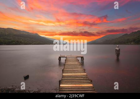 POURTANT, une installation saisonnière par Rob Mulholland, se dresse au milieu des vagues pendant le coucher de soleil étonnant à Loch Earn, dans le Perthshire, en Écosse. ST-FILLONS Banque D'Images