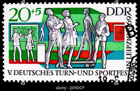 MOSCOU, RUSSIE - 26 MARS 2022 : timbre-poste imprimé en Allemagne présente une exposition d'art avec motifs sportifs, 5th Festival allemand de gymnastique et de sport, Banque D'Images
