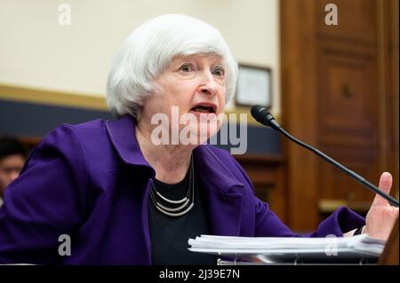 Washington, États-Unis. 06th avril 2022. Janet Yellen, secrétaire au Trésor, a pris la parole à l'audience du Comité des services financiers de la Chambre des communes. Crédit : SOPA Images Limited/Alamy Live News Banque D'Images