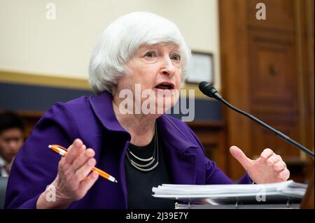 Washington, États-Unis. 06th avril 2022. Janet Yellen, secrétaire au Trésor, a pris la parole à l'audience du Comité des services financiers de la Chambre des communes. Crédit : SOPA Images Limited/Alamy Live News Banque D'Images