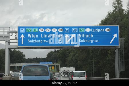 Signalisation routière dans l'autoroute avec des voitures avec des directions vers la ville de Wien Linz ou Graz que vers la frontière autrichienne avec d'autres nations européennes Banque D'Images