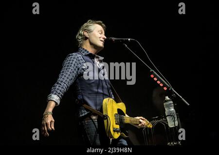 Jim Cuddy, membre du groupe de rock country canadien Blue Rodeo, se produit à un spectacle complet au Massey Hall de Toronto. Banque D'Images