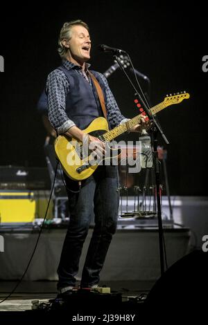 Jim Cuddy, membre du groupe de rock country canadien Blue Rodeo, se produit à un spectacle complet au Massey Hall de Toronto. Banque D'Images