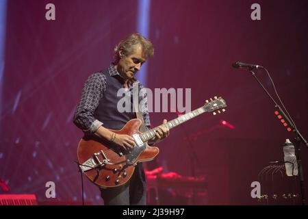 Jim Cuddy, membre du groupe de rock country canadien Blue Rodeo, se produit à un spectacle complet au Massey Hall de Toronto. Banque D'Images