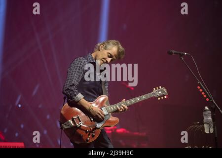 Jim Cuddy, membre du groupe de rock country canadien Blue Rodeo, se produit à un spectacle complet au Massey Hall de Toronto. Banque D'Images