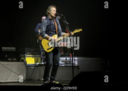 Jim Cuddy, membre du groupe de rock country canadien Blue Rodeo, se produit à un spectacle complet au Massey Hall de Toronto. Banque D'Images