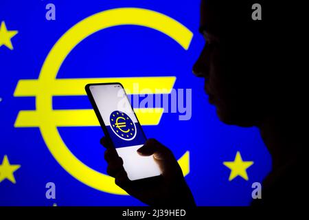 Dans cette illustration, la silhouette d'une femme est dotée d'un smartphone avec le logo de la Banque centrale européenne (BCE) affiché à l'écran et en arrière-plan. Banque D'Images