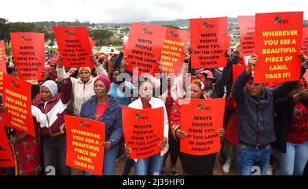 Stellenbosch, Afrique du Sud. 6th avril 2022. Les membres du parti sud-africain Economic Freedom Fighters (EFF) tiennent des pancartes avant leur marche à Stellenbosch, à l'extérieur du Cap, en Afrique du Sud, le 6 avril 2022. Le troisième plus grand parti politique d'Afrique du Sud, les combattants de la liberté économique (FEP), a défilé mercredi au bureau de Johann Rupert et lui a demandé, la personne la plus riche du pays, de libérer ses terres aux Noirs. Crédit: Xabiso Mkhabela/Xinhua/Alay Live News Banque D'Images