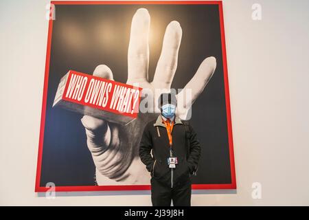 Angleterre, Londres, Southwark, Bankside, Tate Modern Art Gallery, Security Guard devant l'œuvre intitulée « qui possède quoi ? » Par Barbara Kruger Banque D'Images