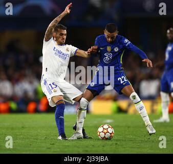 Londres, Angleterre, 6th avril 2022. Dani Ceballos du Real Madrid et Hakin Ziyech de Chelsea lors du match de la Ligue des champions de l'UEFA à Stamford Bridge, Londres. Le crédit photo devrait se lire: David Klein / Sportimage Banque D'Images