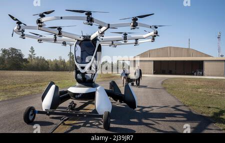 Elgin AFB, États-Unis d'Amérique. 04 avril 2022. Un lève-personne de la Force aérienne des États-Unis Hexa, un avion de décollage et d'atterrissage électrique et vertical, avant le premier essai en vol sans pilote par télécommande à la base aérienne d'Elgin, le 4 avril 2022 à la base aérienne d'Elgin, en Floride. L'avion, qui utilisait 18 moteurs et hélices, a volé pendant environ 10 minutes et a atteint une hauteur d'environ 50 pieds. Crédit : Samuel King Jr./US Air Force photo/Alay Live News Banque D'Images