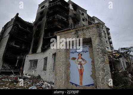 Vue sur une zone résidentielle endommagée dans la ville de Borodianka, au nord-ouest de la capitale ukrainienne Kiev. Après l'invasion de l'Ukraine le 24th février, les troupes russes ont pris position à la périphérie de la capitale ukrainienne Kiev. Confrontés à une résistance féroce et après avoir subi de lourdes pertes, les forces russes se sont depuis retirées de plusieurs villages qu'elles occupaient, dont Bucha, Borodianka, dans le district de Bucha. Des chars russes brûlés, des véhicules blindés et des corps civils éparpillés le long des rues et des routes témoignent de la férocité des batailles dans ces zones. Banque D'Images