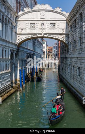 VENISE, ITALIE - 27 2022 MARS : une gondole passe sous le célèbre « Pont des Soupirs » au Palais des Doges dans la ville italienne de Venise Banque D'Images