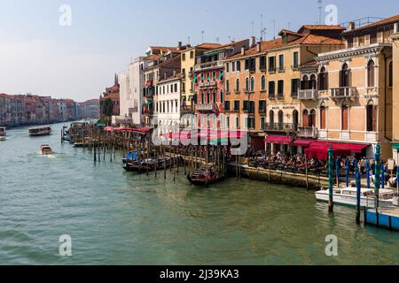 VENISE, ITALIE - MARS 27 2022: Bateaux et trafic sur le Grand Canal dans la ville italienne de Venise Banque D'Images