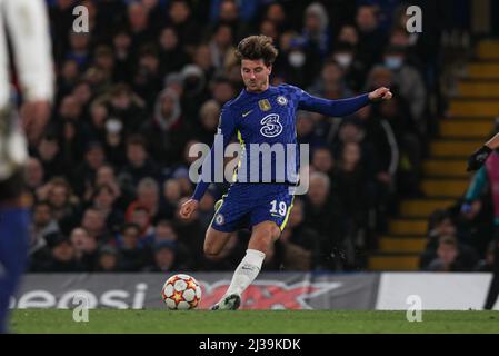 Londres, Royaume-Uni. 06th avril 2022. Mason Mount of Chelsea a tiré sur le but lors du match de l'UEFA Champions League entre Chelsea et le Real Madrid au Stamford Bridge, Londres, Angleterre, le 6 avril 2022. Photo de Ken Sparks. Utilisation éditoriale uniquement, licence requise pour une utilisation commerciale. Aucune utilisation dans les Paris, les jeux ou les publications d'un seul club/ligue/joueur. Crédit : UK Sports pics Ltd/Alay Live News Banque D'Images