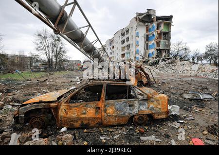 6 avril 2022, Borodianka, Ukraine : vue sur une zone résidentielle endommagée dans la ville de Borodianka, au nord-ouest de la capitale ukrainienne Kiev. Après l'invasion de l'Ukraine le 24th février, les troupes russes ont pris position à la périphérie de la capitale ukrainienne Kiev. Confrontés à une résistance féroce et après avoir subi de lourdes pertes, les forces russes se sont depuis retirées de plusieurs villages qu'elles occupaient, dont Bucha, Borodianka, dans le district de Bucha. Des chars russes brûlés, des véhicules blindés et des corps civils éparpillés le long des rues et des routes témoignent de la férocité des batailles dans ces zones. (CR Banque D'Images