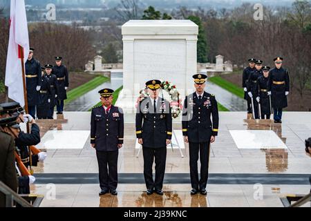 Arlington, États-Unis d'Amérique. 05th avril 2022. Arlington, États-Unis d'Amérique. 05 avril 2022. Le général japonais Yoshida Yoshihihide, chef d'état-major de la force d'autodéfense terrestre japonaise, à gauche, se tient avec le général de l'armée américaine James McConville, chef d'état-major de l'armée, au centre, Et le général de division Allan Pepin, commandant général de la région de la capitale nationale, lors d'une cérémonie de dépôt de couronnes à la tombe du soldat inconnu, cimetière national d'Arlington, le 5 avril 2022 à Arlington, Virginie, ÉTATS-UNIS. Crédit : Elizabeth Fraser/États-Unis Armée/Alamy Live News Banque D'Images