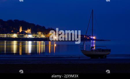 Bateau à voile à marée basse et vue d'Instaw, sur la rivière Torridge à Appledore au coucher du soleil de printemps, Devon, Royaume-Uni Banque D'Images