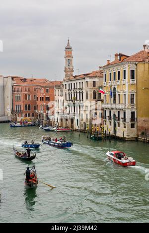 VENISE, ITALIE - MARS 27 2022: Bateaux et trafic sur le Grand Canal dans la ville italienne de Venise Banque D'Images