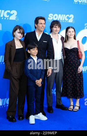 Los Angeles, Californie. 5th avril 2022. Mary James Marsden, William Luca Costa-Marsden, James Marsden, Jack Marsden, invité à l'arrivée de SONIC THE HEDGEHOG 2 Premiere, Regency Village Theatre, Los Angeles, CA 5 avril 2022. Crédit : Priscilla Grant/Everett Collection/Alay Live News Banque D'Images