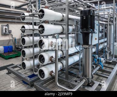 Filtration moderne de l'eau et traitement automatique du système d'eau dans l'usine de brasserie. Banque D'Images