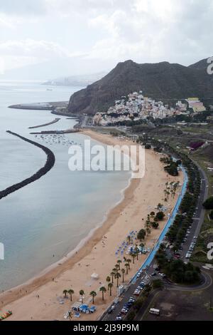 La Playa de Las Teresitas, une plage artificielle et son brise-lames, San Andres, montagnes Anaga, Santa Cruz de Tenerife, îles Canaries, Espagne. Banque D'Images