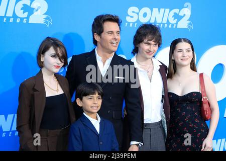 5 avril 2022, Westwood, CA, Etats-Unis: LOS ANGELES - APR 5: Mary James Marsden, William Luca Costa-Marsden, James Marsden, Jack Marsden, invité à la Sonic The Hedgehog 2 LA première au Village Theatre le 5 avril 2022 à Westwood, CA (Credit image: © Kay Blake/ZUMA Press Wire) Banque D'Images