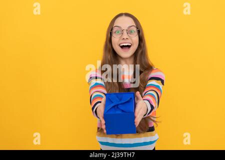 enfant heureux dans des lunettes donnant boîte cadeau pour les vacances, acheter Banque D'Images