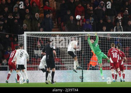 MIDDLESBROUGH, ROYAUME-UNI. 6th AVRIL le Marek Rodak de Fulham joue le ballon lors du match de championnat Sky Bet entre Middlesbrough et Fulham au stade Riverside, à Middlesbrough, le mercredi 6th avril 2022. (Credit: Mark Fletcher | MI News) Credit: MI News & Sport /Alay Live News Banque D'Images