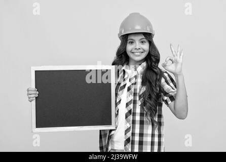 enfant heureux dans le casque présentant école tableau noir avec la publicité show ok, espace de copie, conseil Banque D'Images