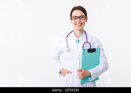 Jeune femme gaie médecin tenant un dossier dans sa main et gestant à l'espace d'imitation. Banque D'Images