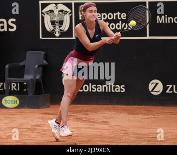 Bogota, Colombie. 5th avril 2022. Anna-Karolina Schmiedlova de Slovaquie joue pendant le match contre Yuliana Lizarazo de Colombie au Copa Colsanitas WTA Tournament le 5 avril 2022 à Bogota, Colombie. (Credit image: © Daniel Garzon Herazo/ZUMA Press Wire) Banque D'Images