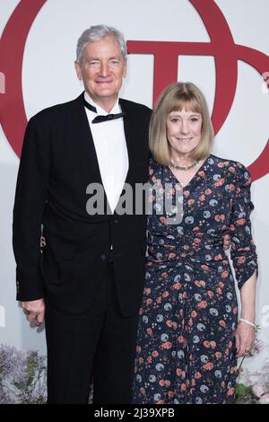 James Dyson et son épouse Deirdre Hindmarsh participent au Gala lyrique du printemps avec la Soprano américaine Renee Fleming à l'Opéra Garnier de Paris le 06 avril 2022 à Paris, France. Photo de Nasser Berzane/ABACAPRESS.COM Banque D'Images