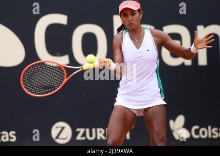 Bogota, Colombie. 6th avril 2022. Yuliana Lizarazo de Colombie joue pendant le match contre Mirjam Bjorklund de Suède au Copa Colsanitas WTA Tournament le 6 avril 2022 à Bogota, Colombie. (Credit image: © Daniel Garzon Herazo/ZUMA Press Wire) Banque D'Images