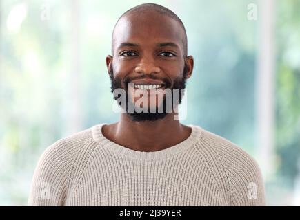 Je suis toujours souriant. Photo d'un jeune homme souriant à la maison. Banque D'Images