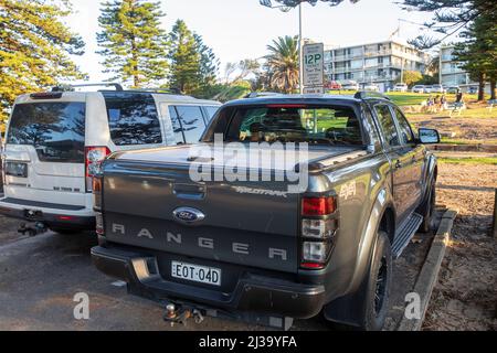 Ford Ranger Wildtrack et Land Rover Discovery 4 garés côte à côte dans un parc automobile de la plage de Sydney, Nouvelle-Galles du Sud, Australie Banque D'Images