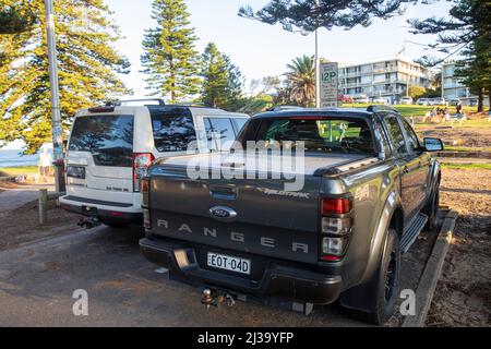 Ford Ranger Wildtrack et Land Rover Discovery 4 garés côte à côte dans un parc automobile de la plage de Sydney, Nouvelle-Galles du Sud, Australie Banque D'Images