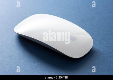 ISTANBUL - TURQUIE, 30 JUILLET 2019: Apple Magic Mouse 2. La souris Magic Mouse est la première souris grand public à disposer de fonctionnalités tactiles multiples. Banque D'Images