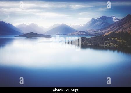 Le lac Wakatipu atteint le Mont Aspiring National Park sur l'île du Sud, Nouvelle-Zélande. Banque D'Images