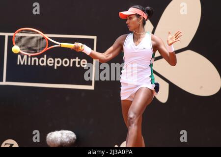 Bogota, Colombie. 6th avril 2022. Yuliana Lizarazo de Colombie joue pendant le match contre Mirjam Bjorklund de Suède au Copa Colsanitas WTA Tournament le 6 avril 2022 à Bogota, Colombie. (Credit image: © Daniel Garzon Herazo/ZUMA Press Wire) Banque D'Images