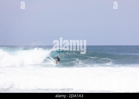 Surfeur attrapant une vague au Banzai Pipeline à Hawaï Banque D'Images