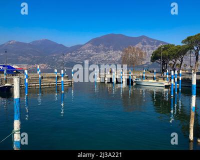 Bergame, Italie: 10-02-2022: Panoramique du lac Iseo, le quatrième plus grand lac de Lombardie, Italie, alimenté par la rivière Oglio Banque D'Images