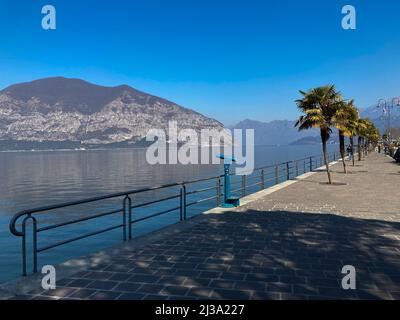 Bergame, Italie: 10-02-2022: Panoramique du lac Iseo, le quatrième plus grand lac de Lombardie, Italie, alimenté par la rivière Oglio Banque D'Images