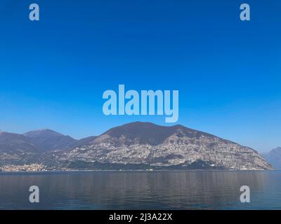 Bergame, Italie: 10-02-2022: Panoramique du lac Iseo, le quatrième plus grand lac de Lombardie, Italie, alimenté par la rivière Oglio Banque D'Images