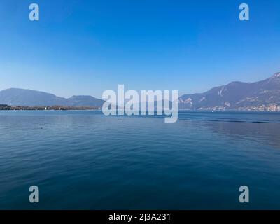 Bergame, Italie: 10-02-2022: Panoramique du lac Iseo, le quatrième plus grand lac de Lombardie, Italie, alimenté par la rivière Oglio Banque D'Images