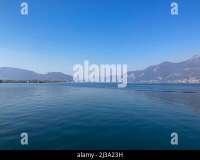 Bergame, Italie: 10-02-2022: Panoramique du lac Iseo, le quatrième plus grand lac de Lombardie, Italie, alimenté par la rivière Oglio Banque D'Images