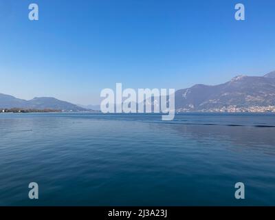 Bergame, Italie: 10-02-2022: Panoramique du lac Iseo, le quatrième plus grand lac de Lombardie, Italie, alimenté par la rivière Oglio Banque D'Images