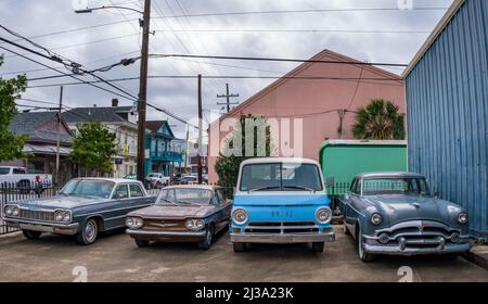 New Orleans, LA, États-Unis - 5 AVRIL 2022 : vue de face de quatre voitures d'époque dans un parking sur Oak Street Banque D'Images